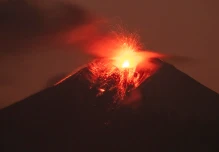 Sangay lanza gran nube de ceniza que cae sobre 3 provincias