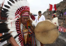 Denuncian el izamiento de una bandera colombiana en la isla peruana reclamada por Petro