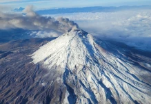 Volcán Cotopaxi emana columna de 500 metros de gases y poca ceniza