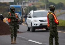 Las autoridades investigan 2 explosiones en puentes