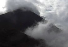  Volcán Reventador emite vapor y ceniza a 900 metros del cráter
