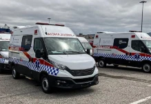 15 ambulancias salieron de España hacia Ecuador