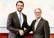 Niels Olsen se reunió con Lawrence Petroni 