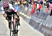 Carapaz incendia el Giro y pone contra las cuerdas a Del Toro