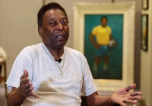 Pelé mejora de la infección respiratoria, pero sigue "sin previsión de alta"
