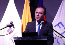 El impresentable Carlos Ochoa, atrapado por su pasado