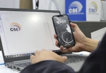 El Consulado de Ecuador en Madrid pide ayuda a los jóvenes para el voto electrónico