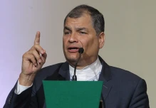 Rafael Correa, acusado hasta de genocidio