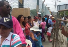 Larga fila para acceder al Buque Hospital USNS Confort de la Armada de EE.UU.
