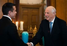 Daniel Noboa analiza temas de cooperación en una reunión con el rey de Noruega 