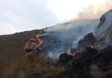 Ecuador recibió helicópteros de Perú para los incendios en Azuay y Loja