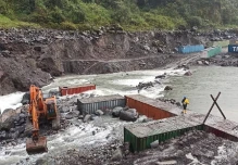 El dique artificial para frenar la erosión del río Coca genera polémica