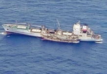 Gobierno ecuatoriano envía barcos y aviones a Galápagos ante presencia de flota china
