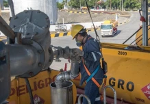 Caída del petróleo aún no se reflejaría en los combustibles