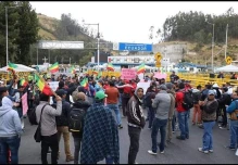 Cerradas vías y puente que une Ecuador con Colombia por paro en Carchi