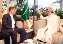 Rafael Correa propone a árabes que OPEP oferte menos petróleo