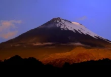 El Sangay registró descenso de material piroclástico