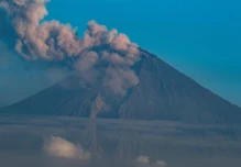Una nueva alerta de caída de ceniza fue emitida en Chimborazo y Bolívar debido al Sangay