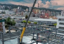 Construcción impulsa la economía de Ecuador, mientras el petróleo cae