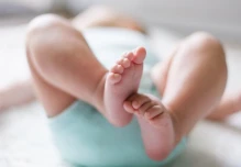 Bebé de 8 meses fue hallada gateando en una vía tras asesinato de su madre