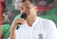 Correa amenaza mandar a su casa a embajadorcillos que critican denuncia de TBI