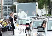 Multitud corea “Fuera, Correa, Fuera” a la llegada del papa Francisco a la Nunciatura