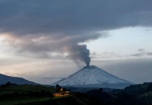 El volcán ecuatoriano Cotopaxi emana una columna de vapor de 1.300 metros