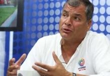Facebook vuelve a bloquear página de Rafael Correa