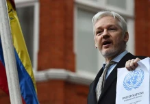Contraloría dice que Assange tenía una línea directa con Rafael Correa