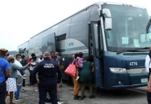 Autoridades mexicanas interceptan a 257 migrantes que viajaban en 2 autobuses