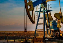 Precio del petróleo hoy, 10 de octubre: Brent y WTI caen tras alto el fuego en Gaza y aranceles de EE.UU.