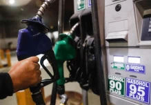 Caída del petróleo abre espacio para nuevas rebajas en los precios de los combustibles en Perú