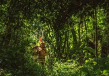 Mujeres de comunidad huaorani cultivan cacao y evitan cacerías