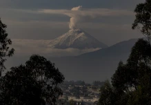 El Cotopaxi emite gases y vapor de manera continua