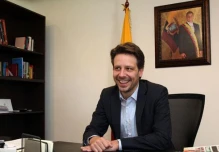Long pasó de asesor a Ministro de Relaciones Exteriores en 7 años