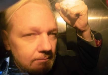 Ecuador entregará a Estados Unidos documentos y enseres de Julian Assange
