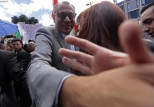 Glas fue a la Fiscalía con sus simpatizantes y Montúfar resultó agredido