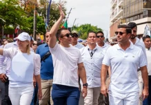 Noboa lideró multitudinaria marcha en Guayaquil