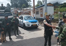 Colombia despliega militares en la frontera con Ecuador