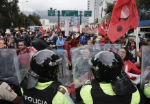 Policías y militares empezaron a habilitar vías tras el fin del paro