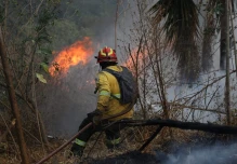140 bomberos intentan controlar incendio forestal en Tumbaco y Puembo