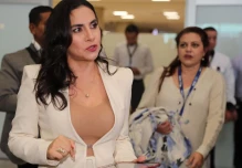 Abad volvió para reivindicar su derecho de asumir la Presidencia