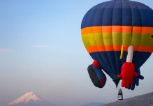20 globos aerostáticos llenan de colores el cielo de la Mitad del Mundo