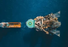 IEA y OPEP anticipan un mercado petrolero volátil y combustibles más caros en 2026