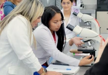 Ecuador busca acreditar sus carreras médicas bajo estándares que pide Argentina