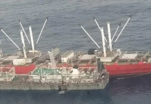 Una flota de 260 barcos chinos está pescando cerca de las islas Galápagos 