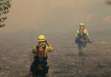 Un gran incendio forestal amenaza las operaciones del aeropuerto de Quito