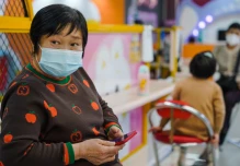 3 años después de la primera muerte, las dudas por la covid persisten en China 