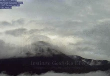 Técnicos divisan flujo de lava desde el volcán Reventador