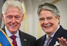 Lasso condecoró a Bill Clinton y Christopher Dodd